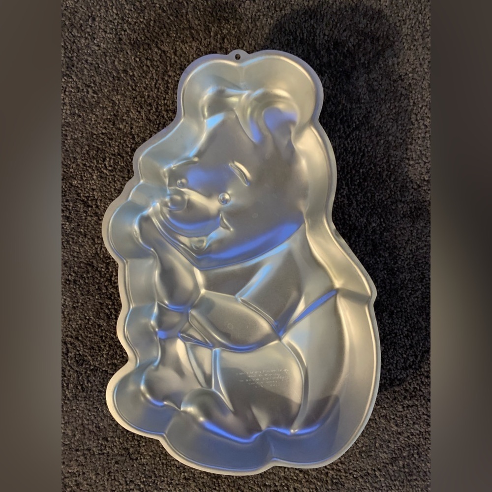 WINNIE the POOH Cake Pan.  Gold color. Vintage Wilton. Good used condition. - Picture 2 of 2